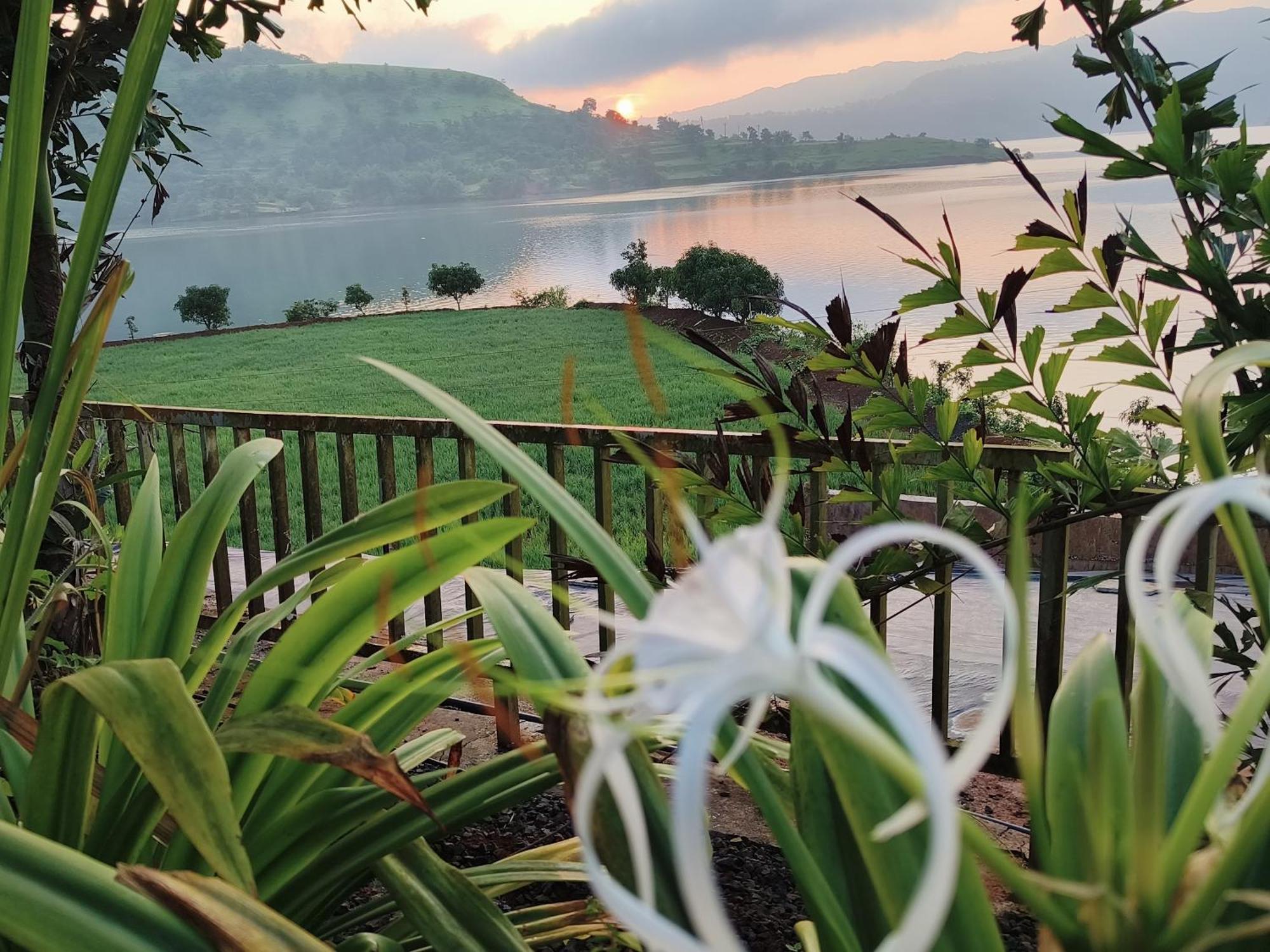 Swiss Lake Resort Lavasa Esterno foto